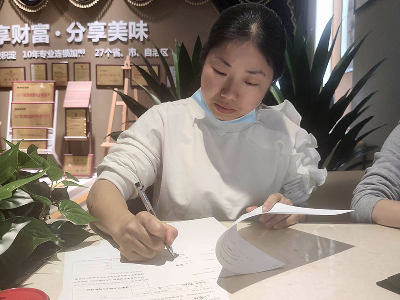 谢女士签约图2.jpg