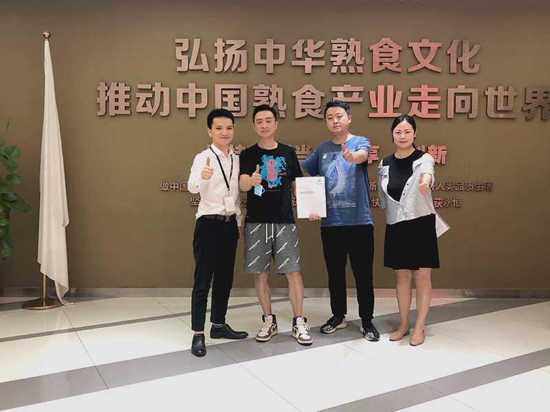 贵州毕节刘先生签约图.jpg